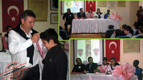 Sağlam ve futbolcular öğrencilerle buluştu Sağlam ve futbolcular öğrencilerle buluştu